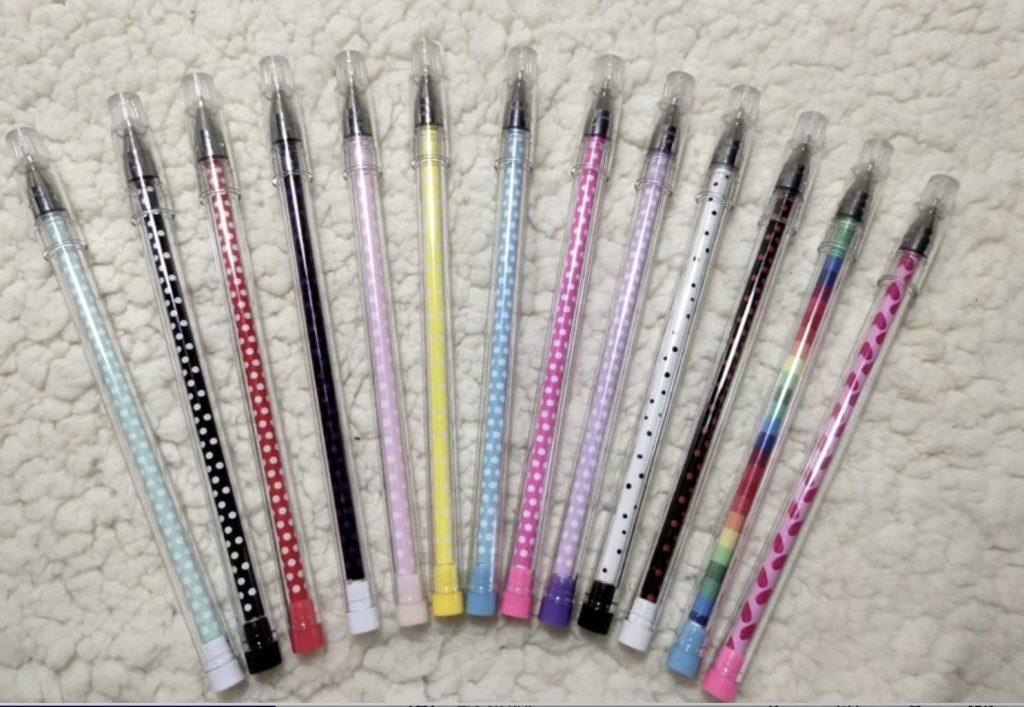 ラバーチャーム付 ポンポンファー ボールペン | オリジナルグッズ・OEM